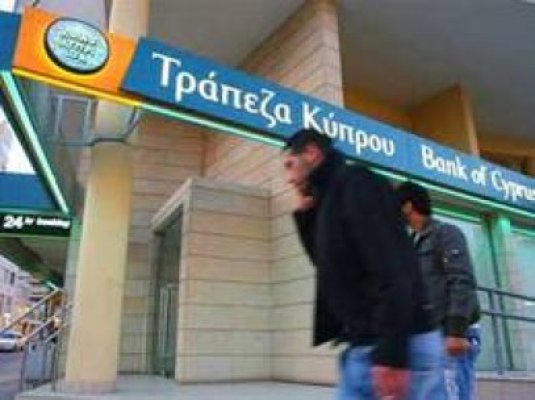 Ce bănci străine vor să fugă din Grecia. Sunt şi în România